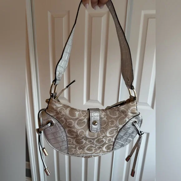 Guess Vintage Bag It features a beige logo and silver accents. - Picture 9 of 9